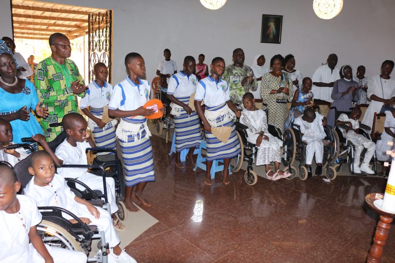 Une Journée Sacrée : Le Baptême et la Première Communion au Centre Don Orione Bombouaka